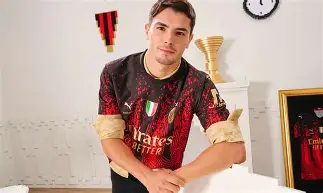 雷火官网入口-包含AC米兰发布备战花絮；窗口期扳平良机；德甲任务艰巨；球探报告显示潜力的词条